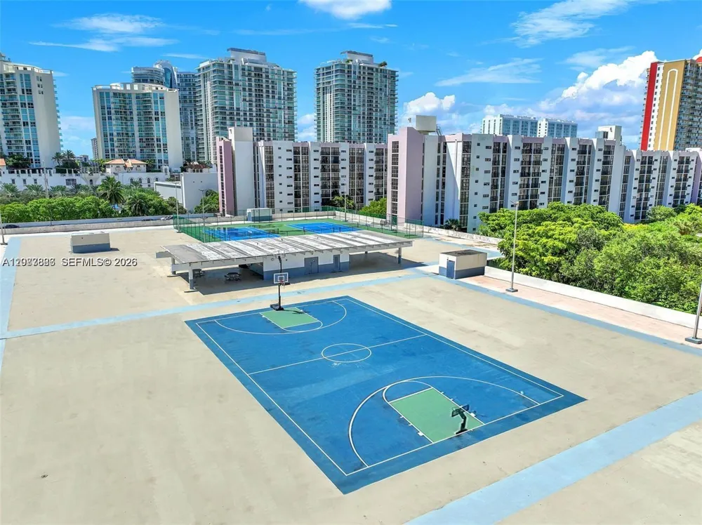 17021 Bay Rd #427-4 Sunny Isles Beach, FL 33160