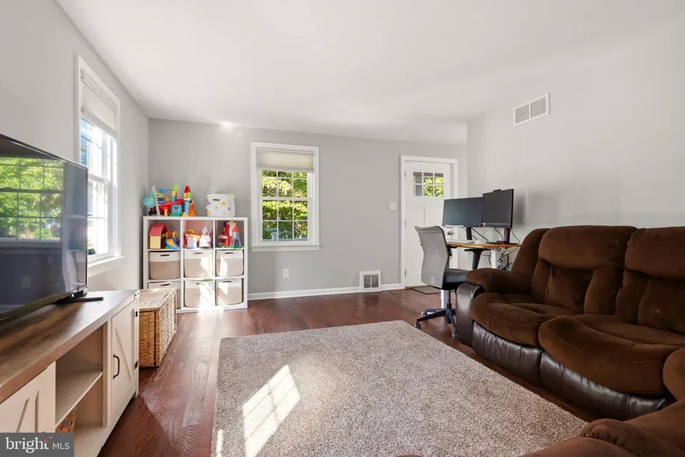 213 FORKLANDING ROAD Maple Shade, NJ 08052