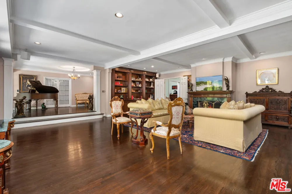 251 Bristol Avenue Los Angeles, CA 90049