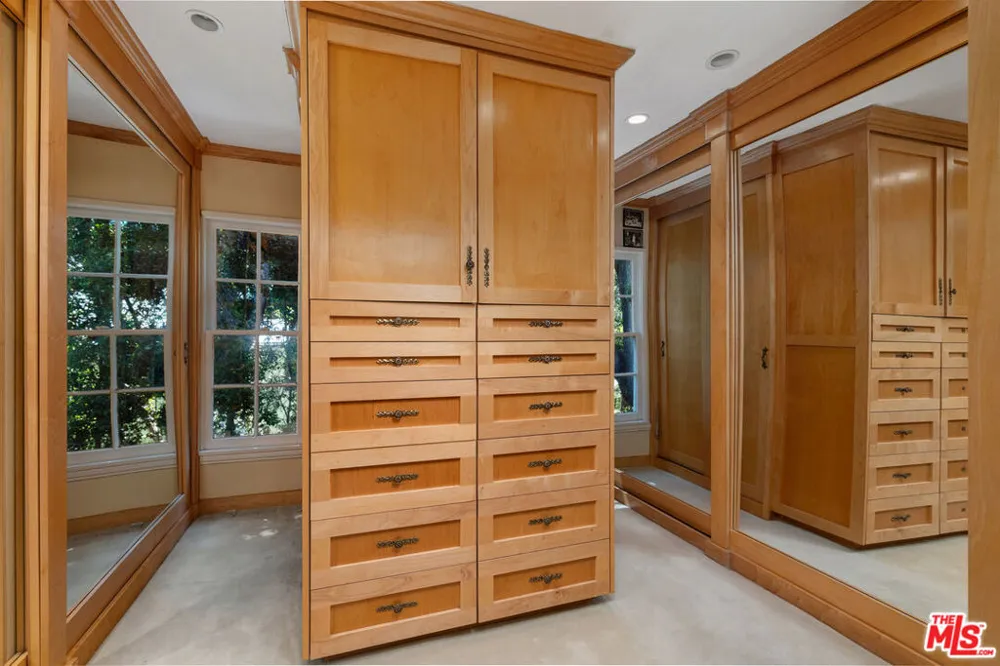 251 Bristol Avenue Los Angeles, CA 90049