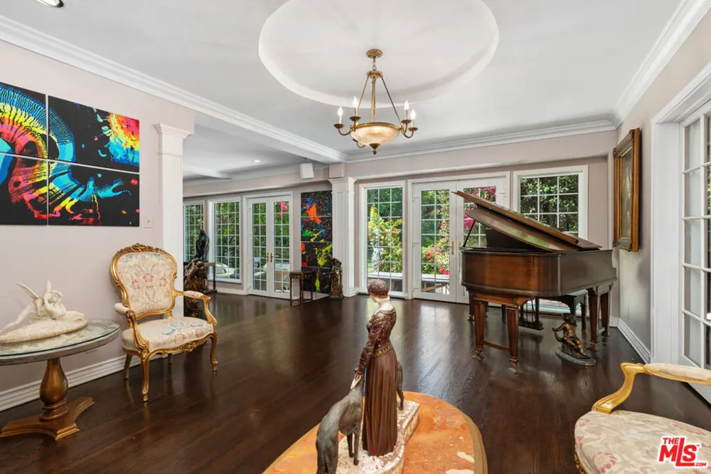 251 Bristol Avenue Los Angeles, CA 90049