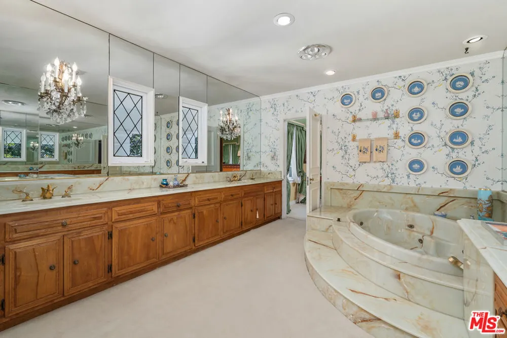 251 Bristol Avenue Los Angeles, CA 90049