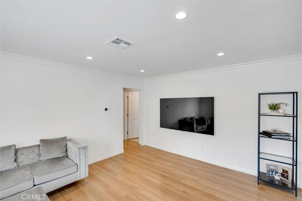 18544 Bryant Street Northridge, CA 91324