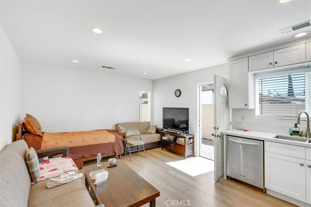 18544 Bryant Street Northridge, CA 91324