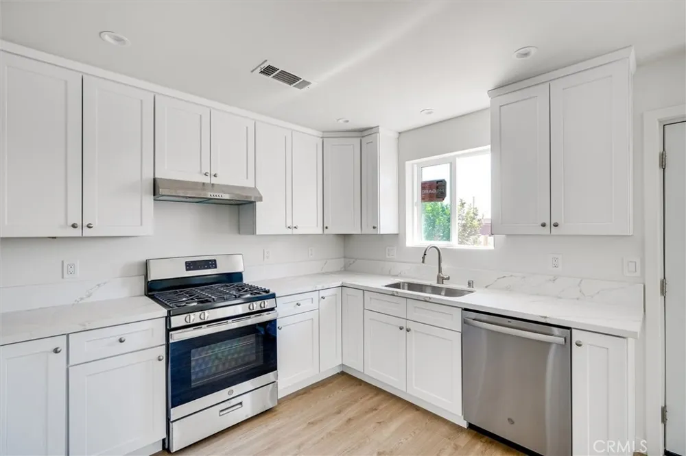 18544 Bryant Street Northridge, CA 91324