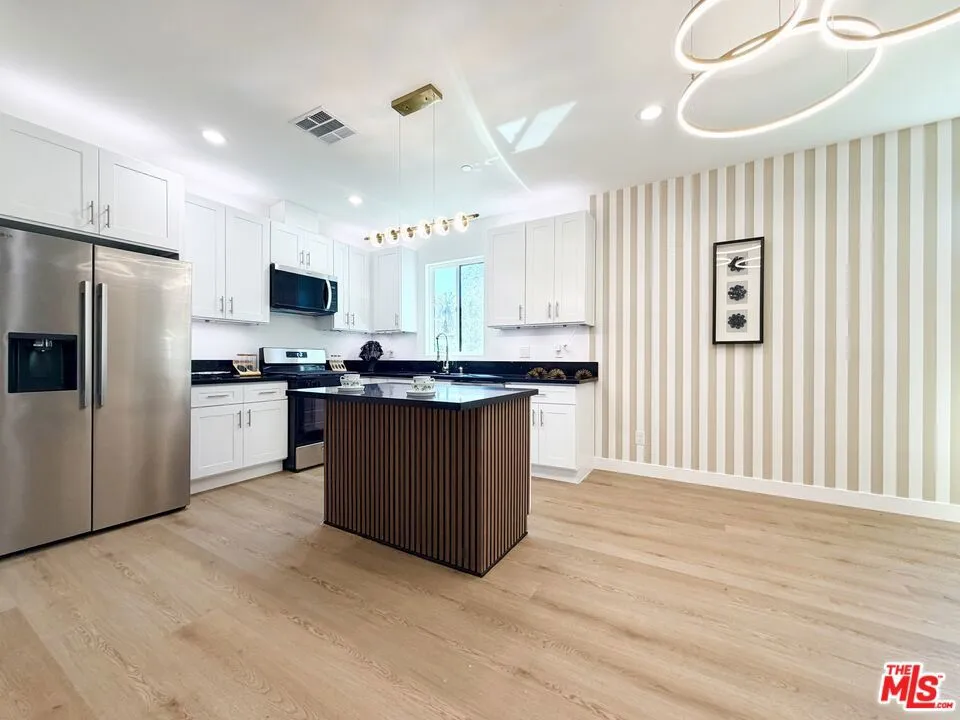 4627 Rosewood Avenue Los Angeles, CA 90004