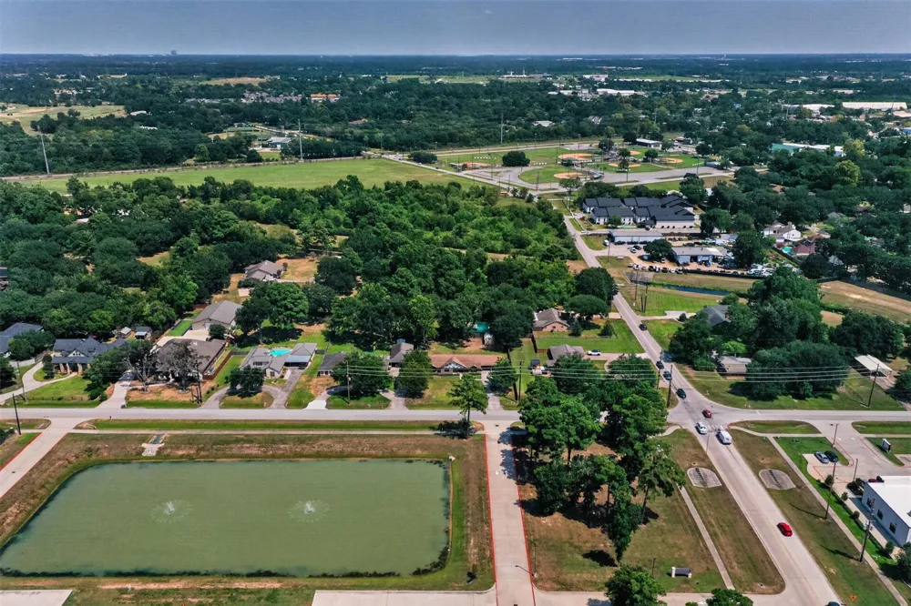 711 Baker Drive Tomball, TX 77375