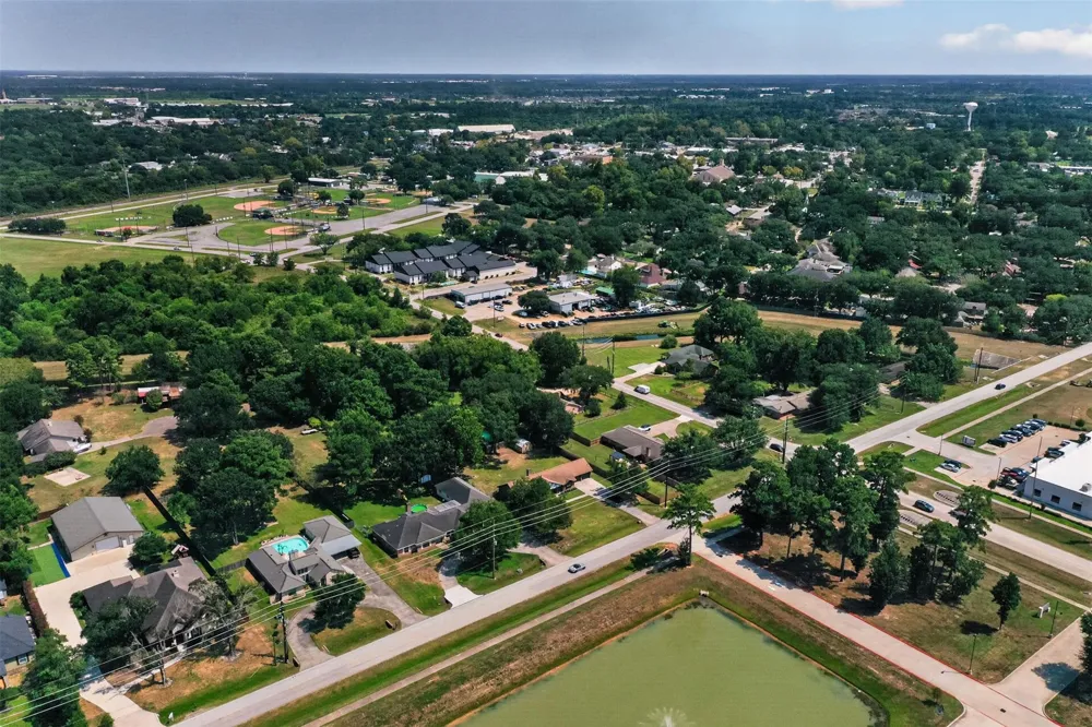 711 Baker Drive Tomball, TX 77375