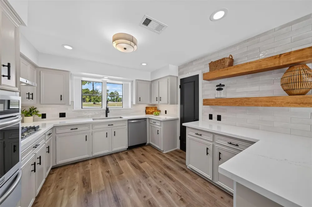 711 Baker Drive Tomball, TX 77375
