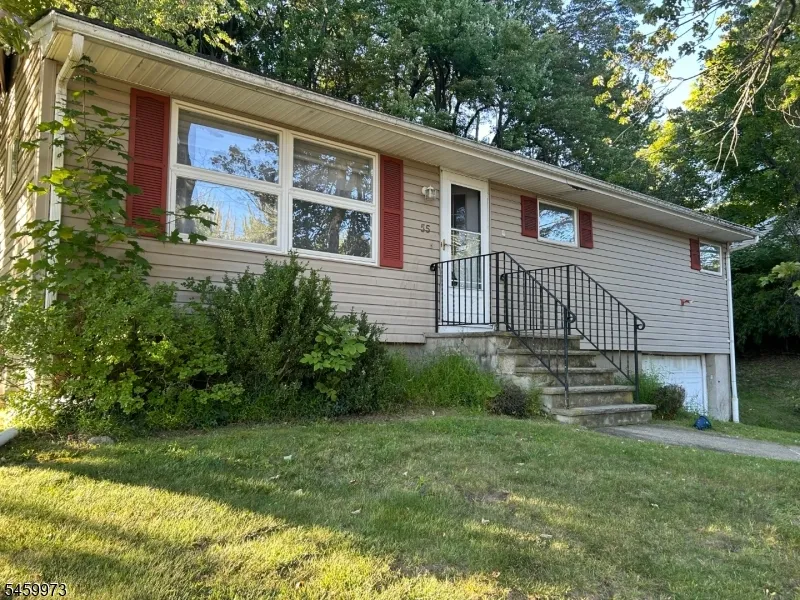 55 Hillside Dr Hamburg, NJ 07419
