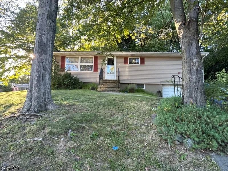 55 Hillside Dr Hamburg, NJ 07419