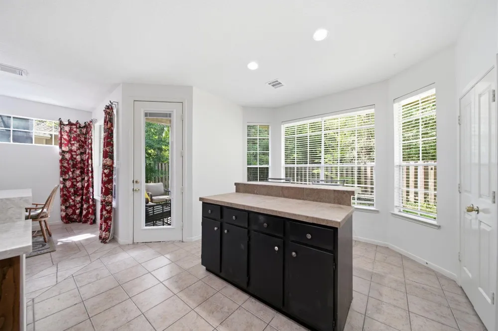 96 E Lakeridge Drive The Woodlands, TX 77381