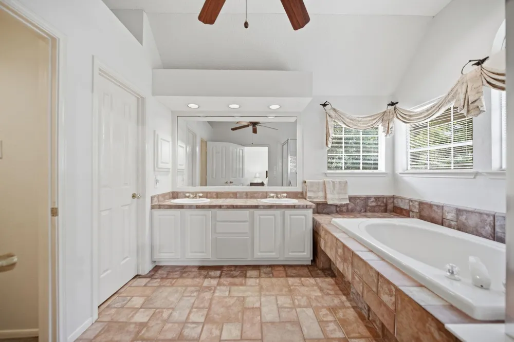 96 E Lakeridge Drive The Woodlands, TX 77381