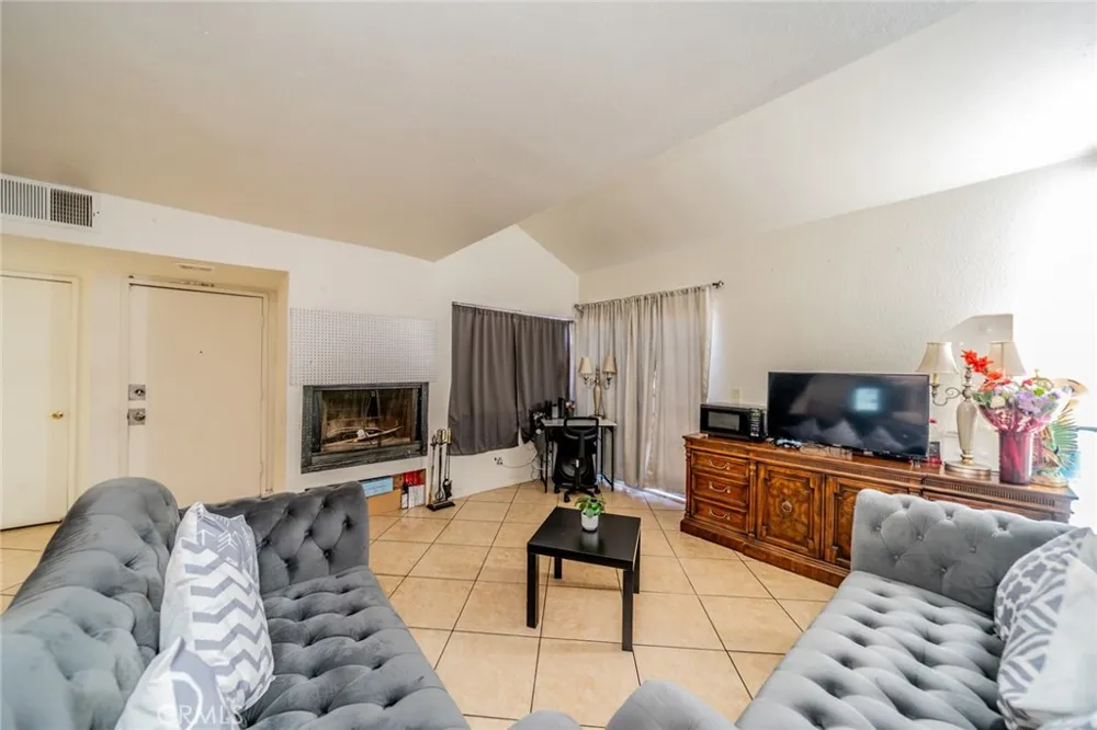 16595 Upland #F Fontana, CA 92335