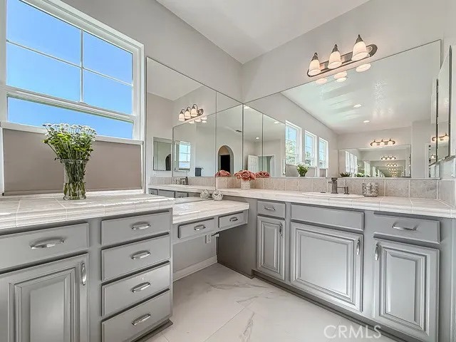 5142 Via El Molino Thousand Oaks, CA 91320