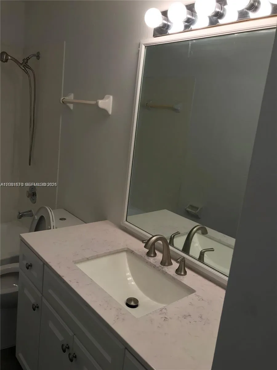 3437 NW 44th St #204 Oakland Park, FL 33309