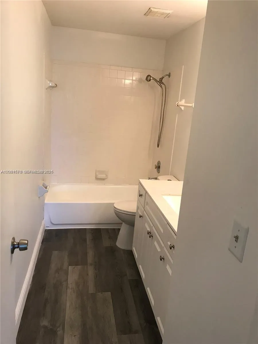 3437 NW 44th St #204 Oakland Park, FL 33309