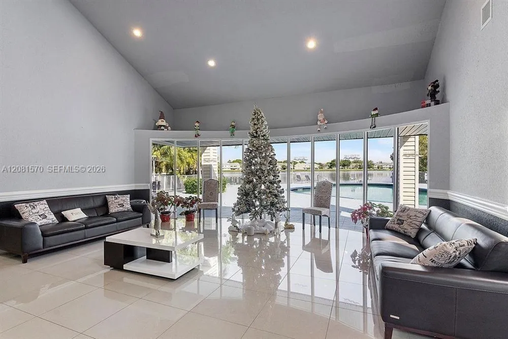 3437 NW 44th St #204 Oakland Park, FL 33309