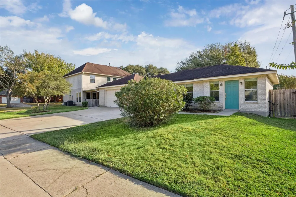 702 Huntercrest Street El Lago, TX 77586