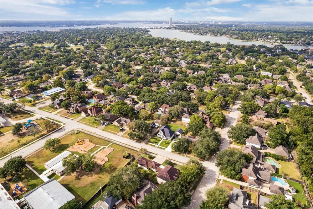 702 Huntercrest Street El Lago, TX 77586