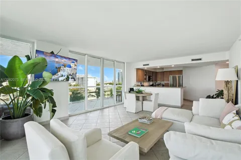 10 Venetian Way #604