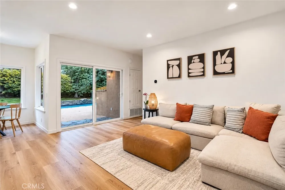 5038 Durant Court Oak Park, CA 91377