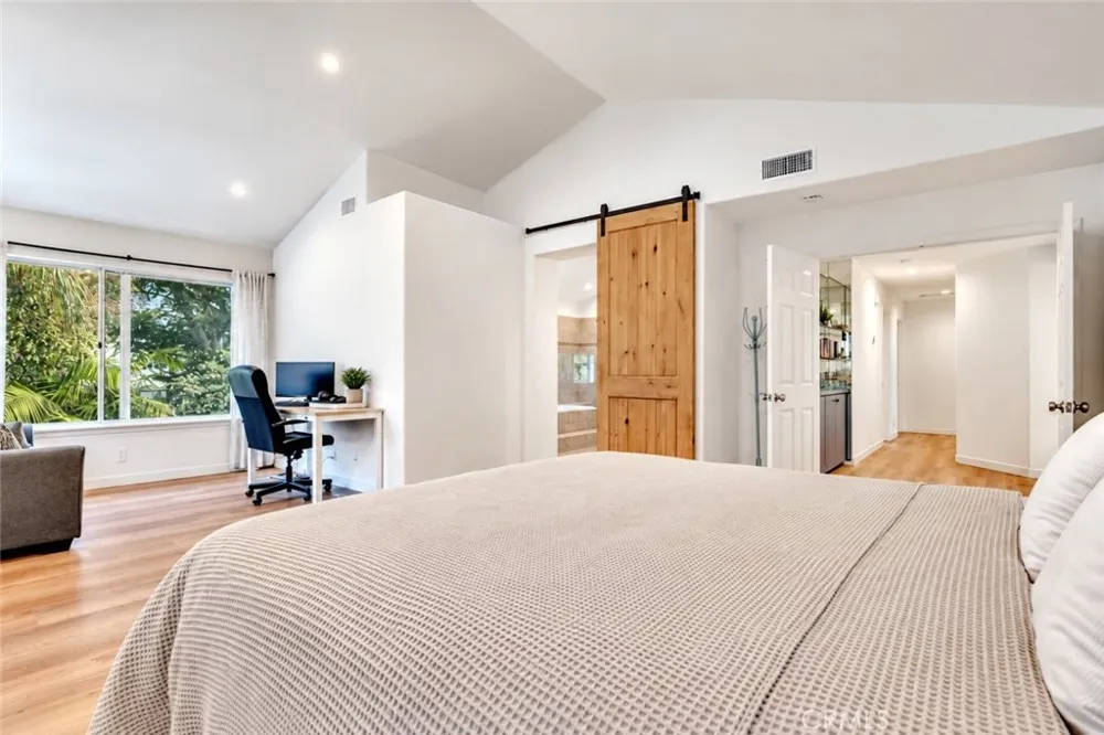 5038 Durant Court Oak Park, CA 91377
