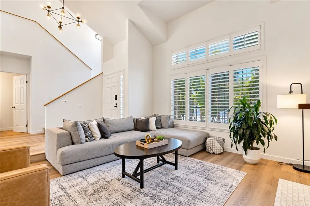 5038 Durant Court Oak Park, CA 91377