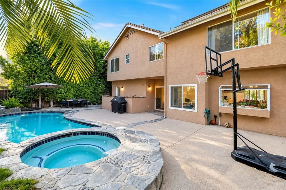 5038 Durant Court Oak Park, CA 91377