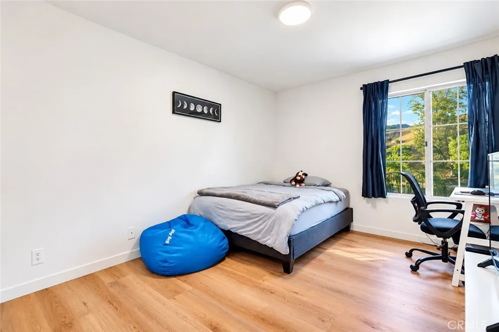 5038 Durant Court Oak Park, CA 91377