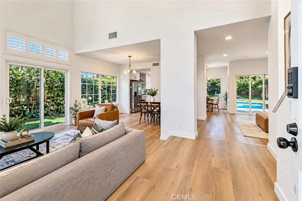 5038 Durant Court Oak Park, CA 91377