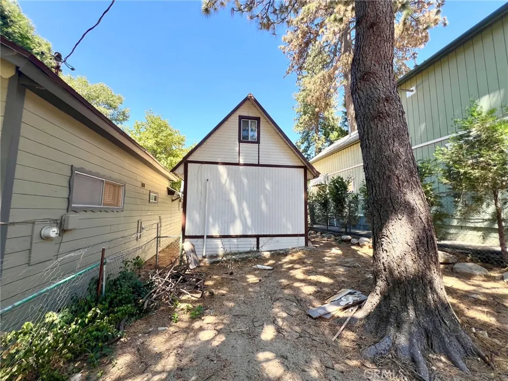 22821 Azalia Lane Crestline, CA 92325