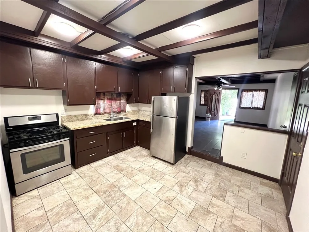22821 Azalia Lane Crestline, CA 92325