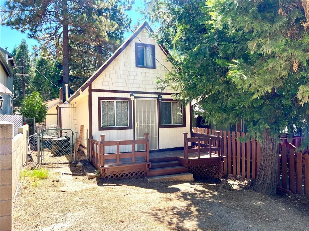 22821 Azalia Lane Crestline, CA 92325