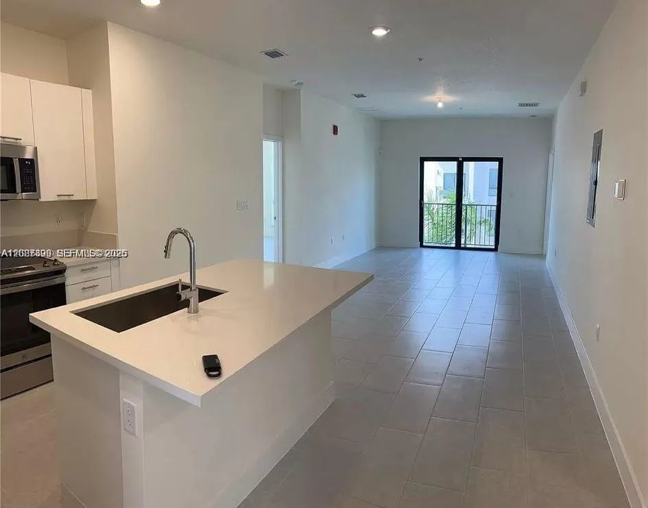 8167 NW 41st St #E-302 Doral, FL 33166