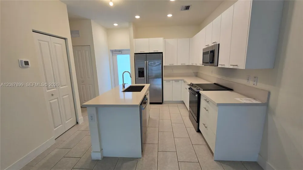 8167 NW 41st St #E-302 Doral, FL 33166