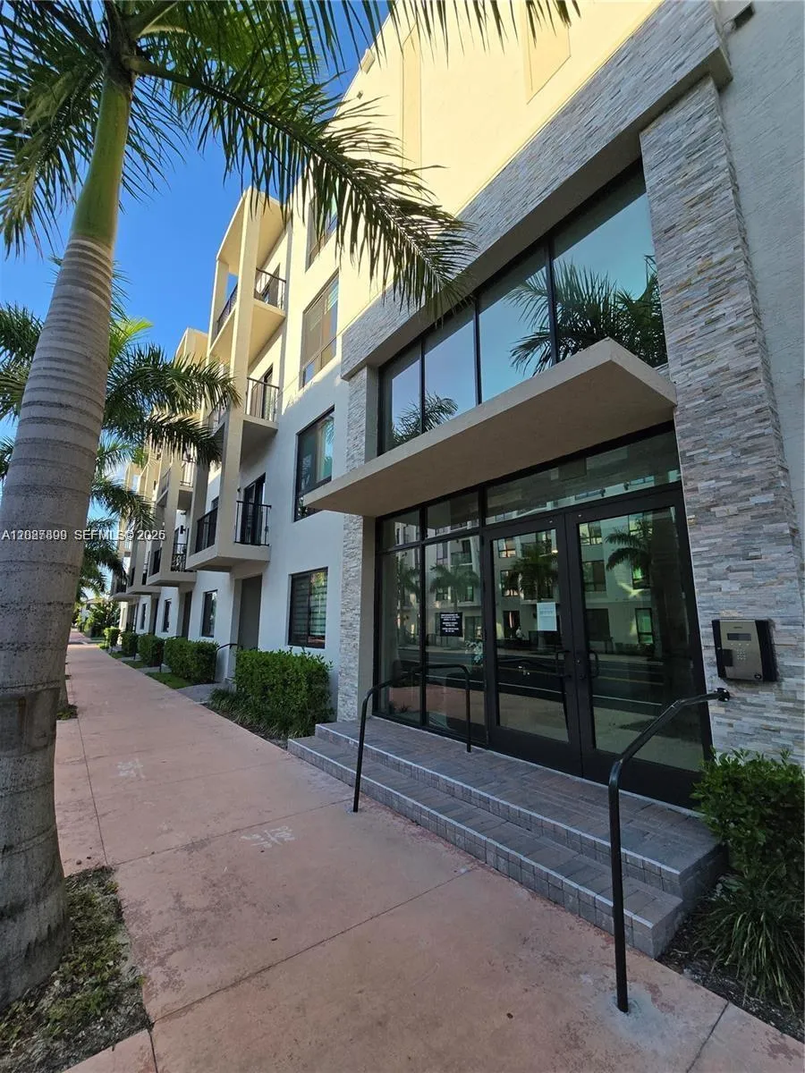 8167 NW 41st St #E-302 Doral, FL 33166