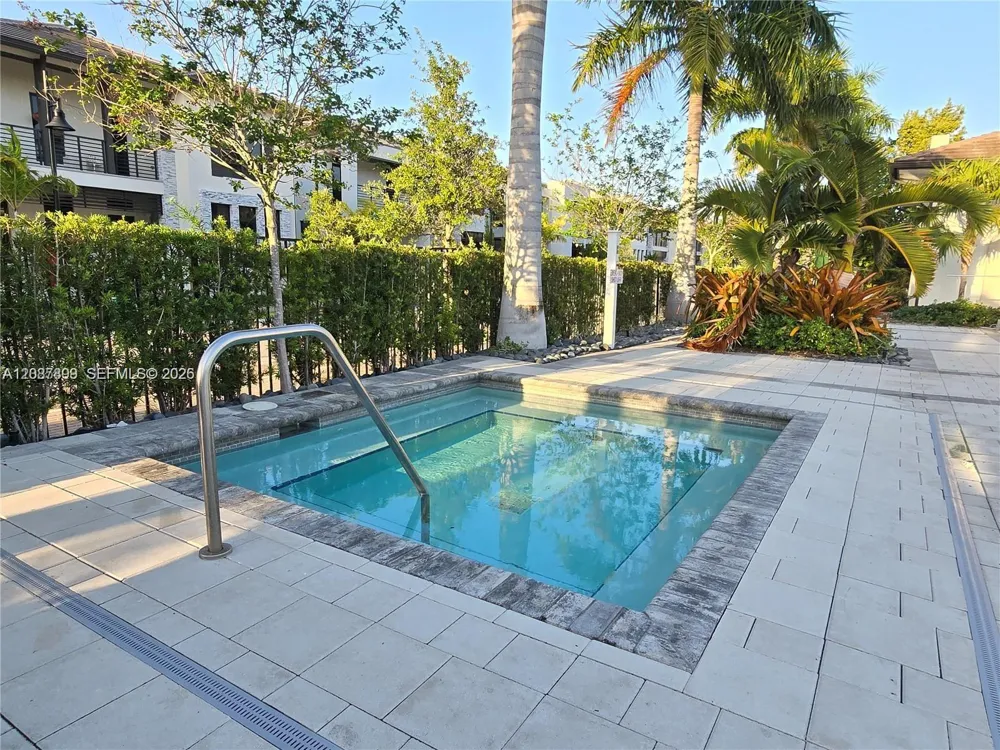 8167 NW 41st St #E-302 Doral, FL 33166