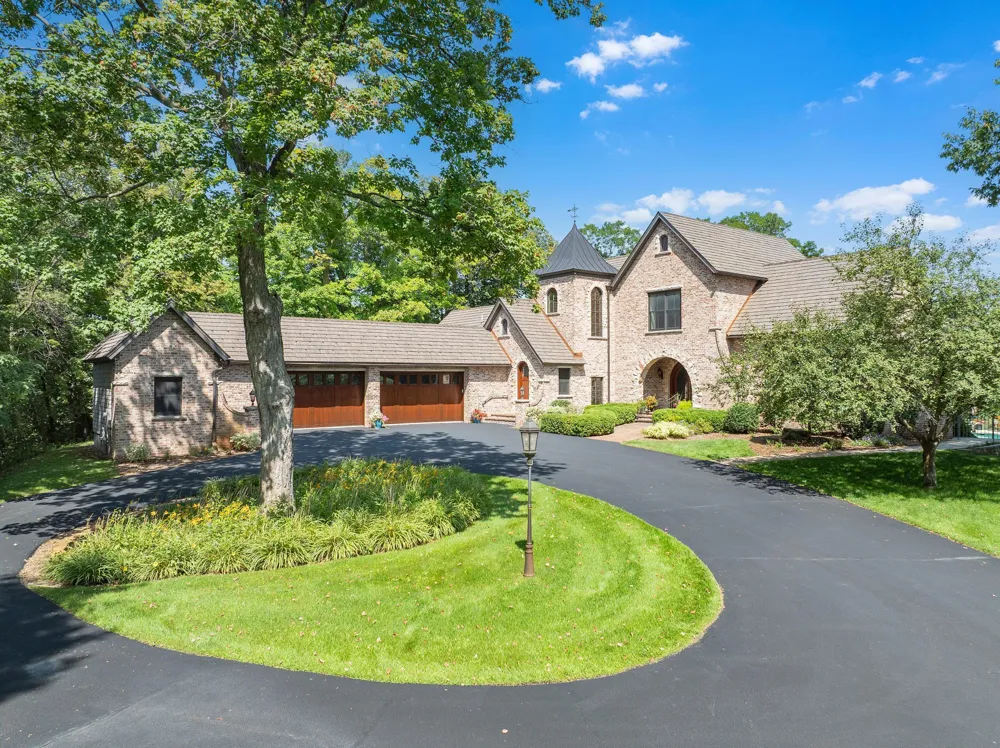 1070 Ferndale Road W Wayzata, MN 55391