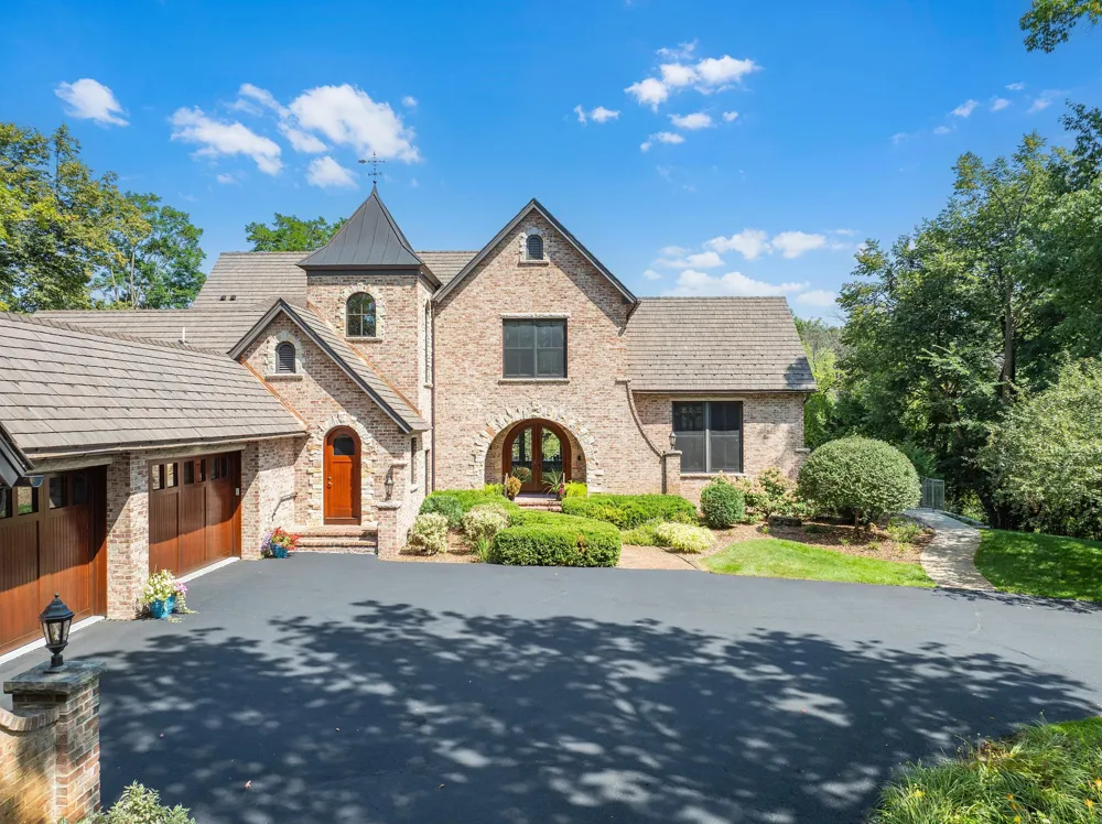 1070 Ferndale Road W Wayzata, MN 55391