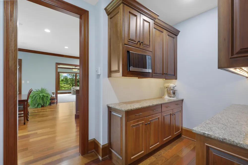 1070 Ferndale Road W Wayzata, MN 55391
