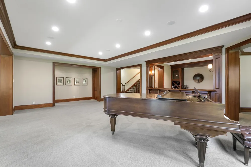 1070 Ferndale Road W Wayzata, MN 55391