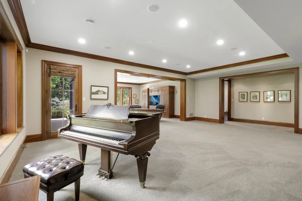 1070 Ferndale Road W Wayzata, MN 55391