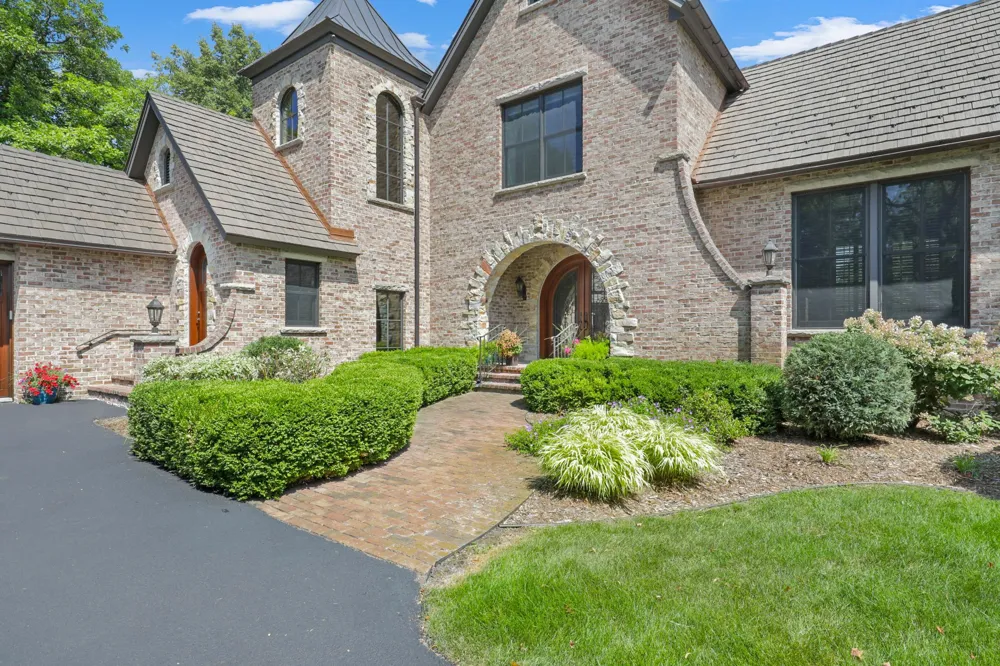 1070 Ferndale Road W Wayzata, MN 55391