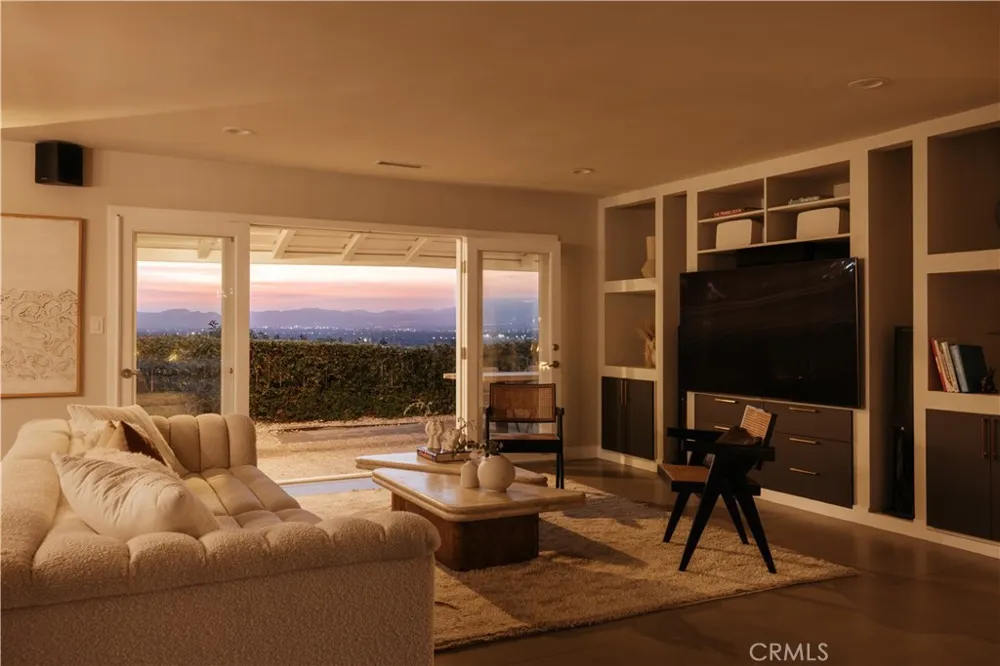 4173 Regal Oak Encino, CA 91436