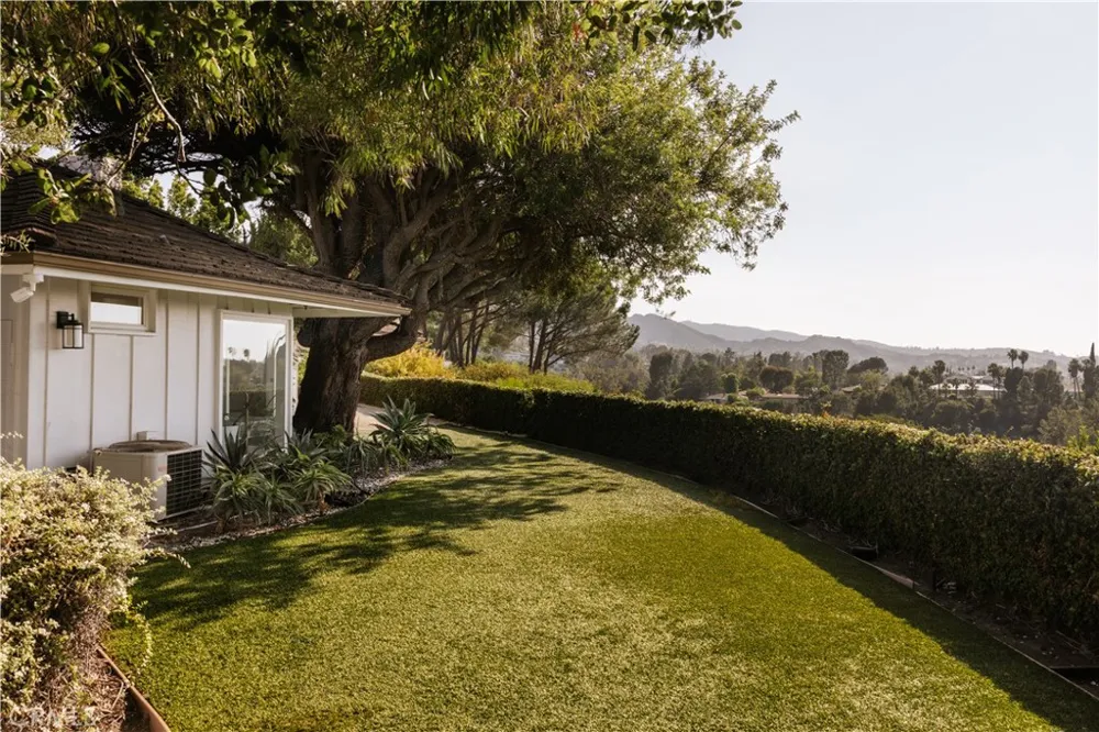 4173 Regal Oak Encino, CA 91436