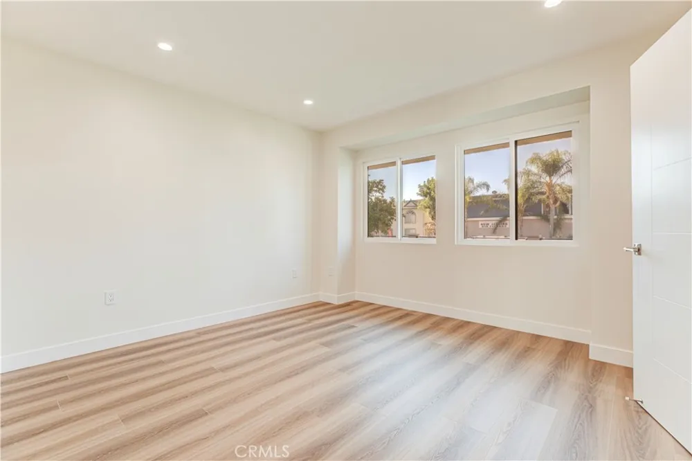 16857 Chatsworth Granada Hills, CA 91344