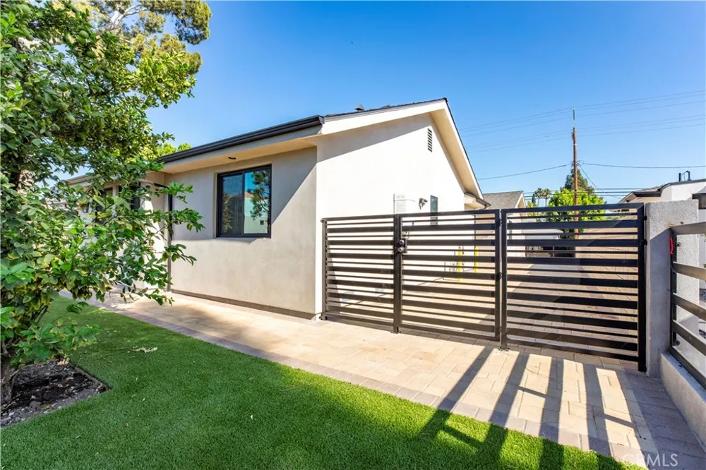 16857 Chatsworth Granada Hills, CA 91344