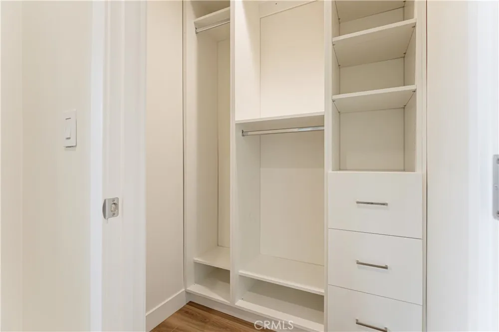 16857 Chatsworth Granada Hills, CA 91344