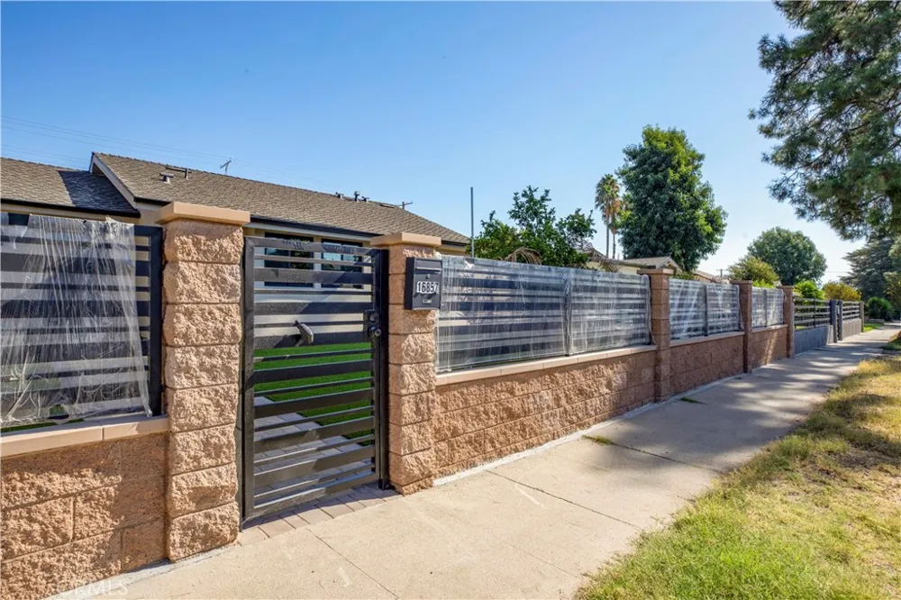 16857 Chatsworth Granada Hills, CA 91344